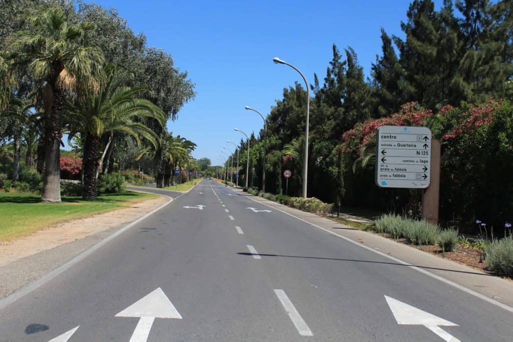 Rua florida em Vilamoura