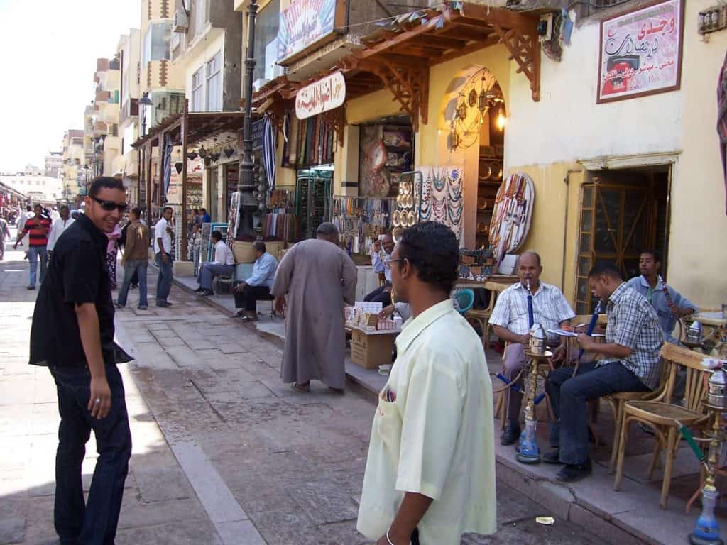 Conhecer os tradicionais mercados é um dos encantos de visitar o Egito.