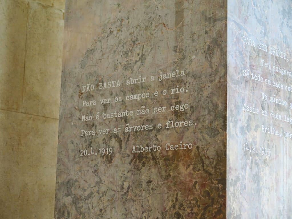 Mais trechos de obras de Fernando Pessoa no túmulo dele.