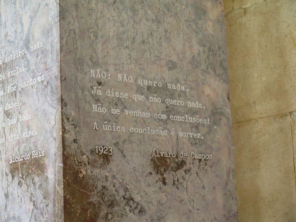 Trechos de obras de Fernando Pessoa no túmulo dele.