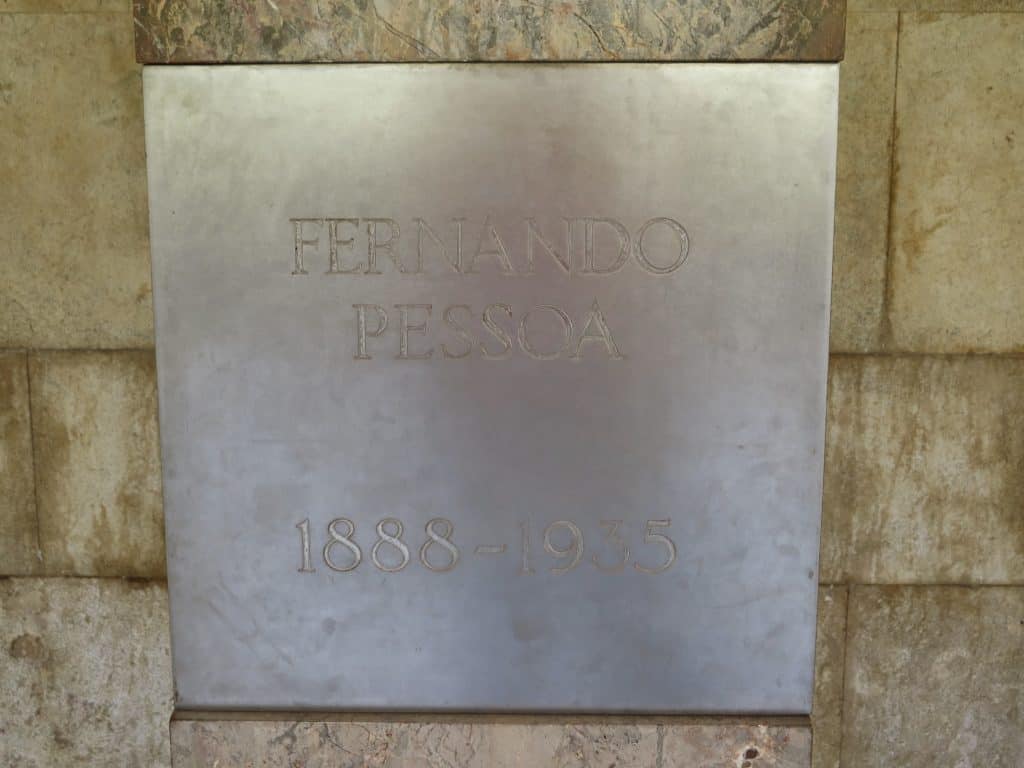 Placa de identificação no túmulo de Fernando Pessoa.