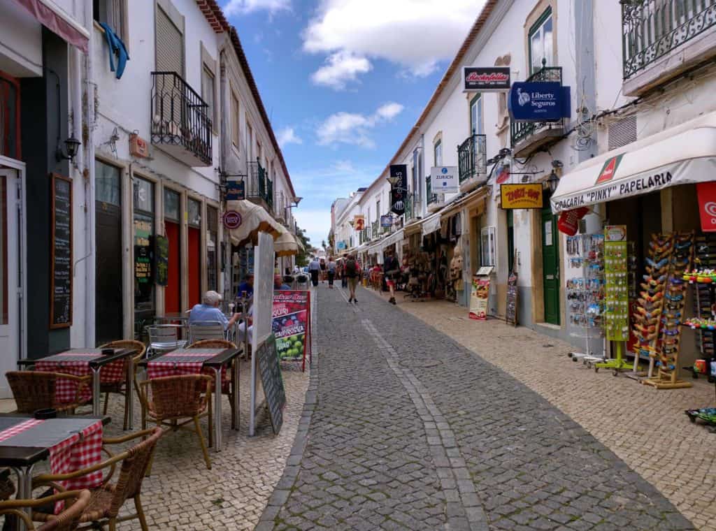 Rua em Lagos, que se destaca em roteiro para o Algarve