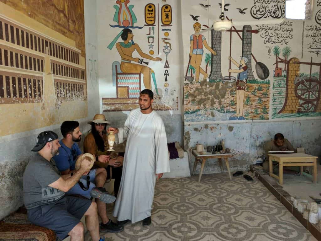 Loja de alabastro em Luxor: funcionário exibe peças