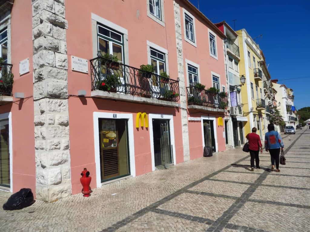 Pitoresca rua de restaurantes em Belém.